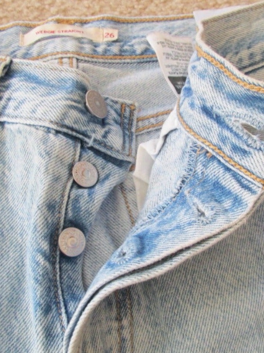Levi's Wedgie Straight Size 26 Light Wash Button-Fly Jeans